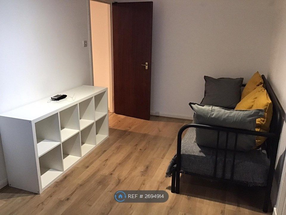 Property photo 3 of 11 Living Room3