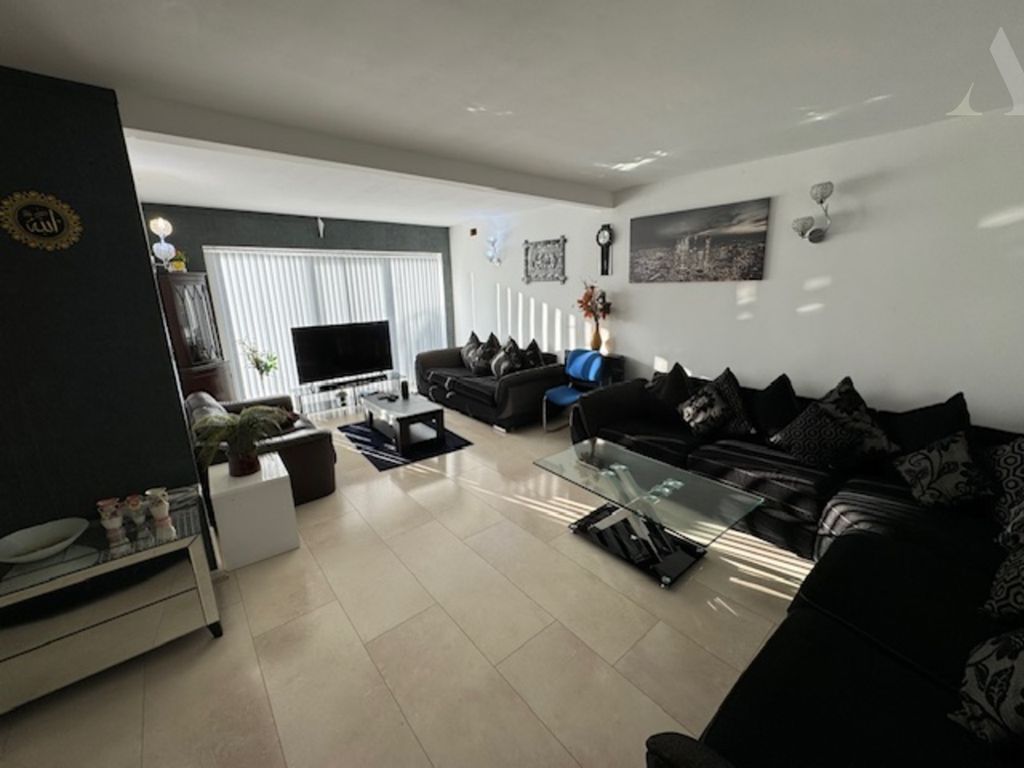 Property photo 2 of 17 6 Plaistow Ave Lounge 2