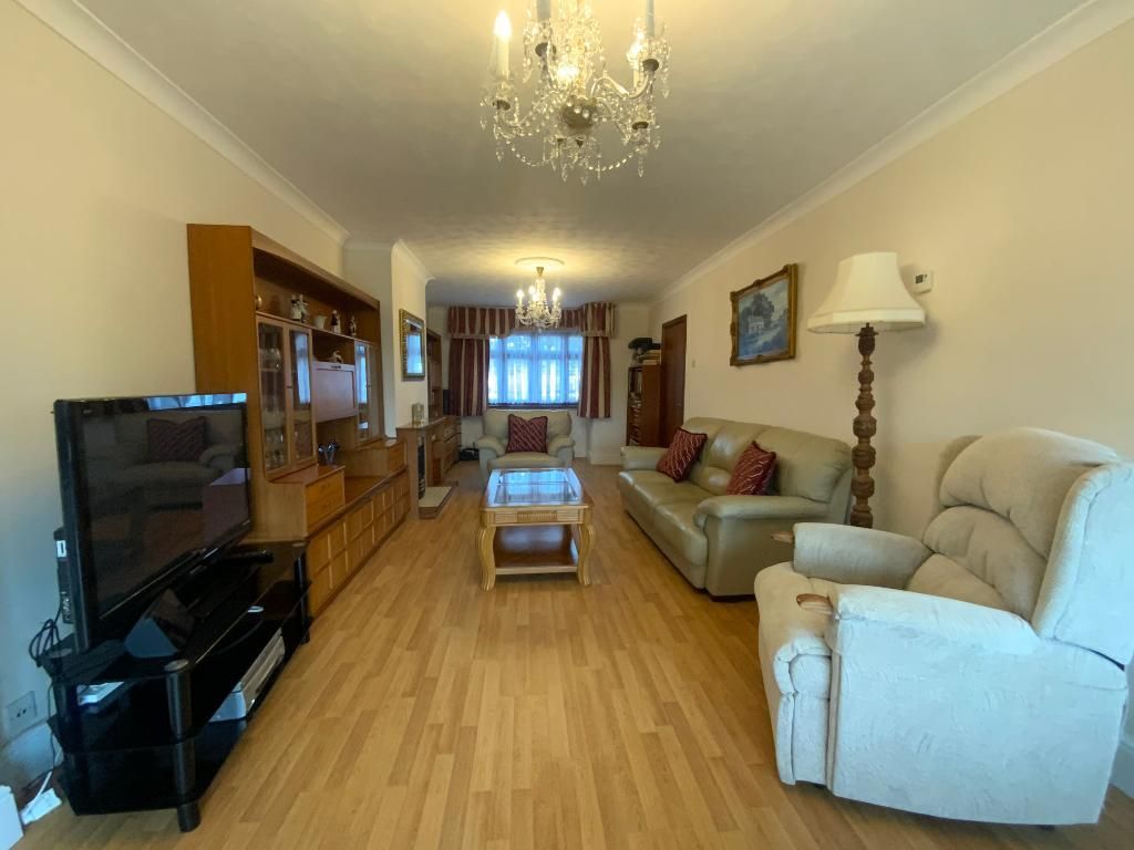 Property photo 2 of 25 Living Room/Diner 32'3 x 20'7>11'