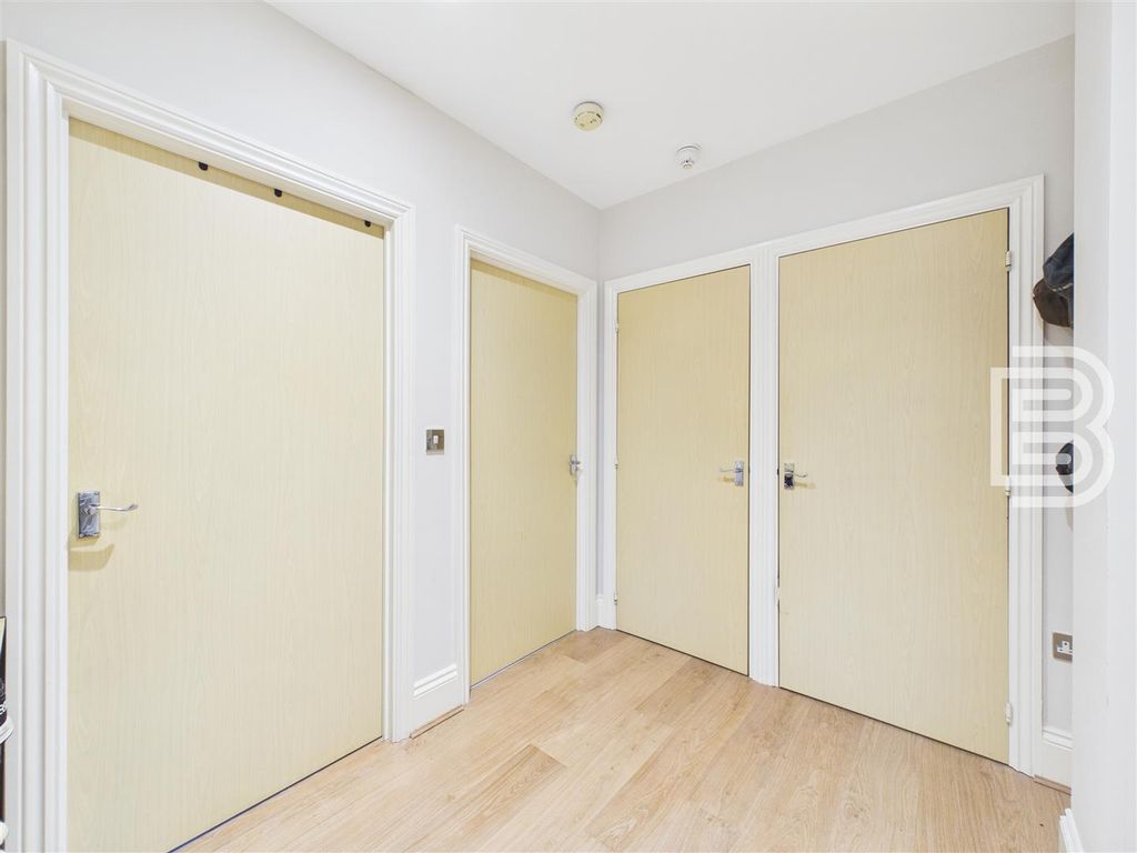 Property photo 3 of 14 Entrance Hall.Jpg