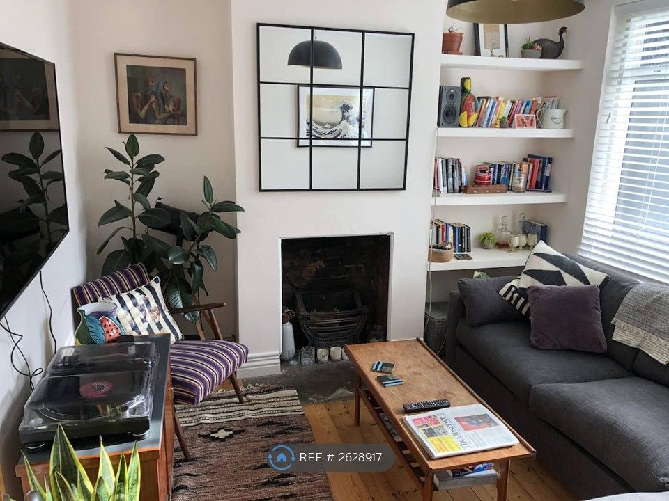 Property photo 3 of 17 Living Room