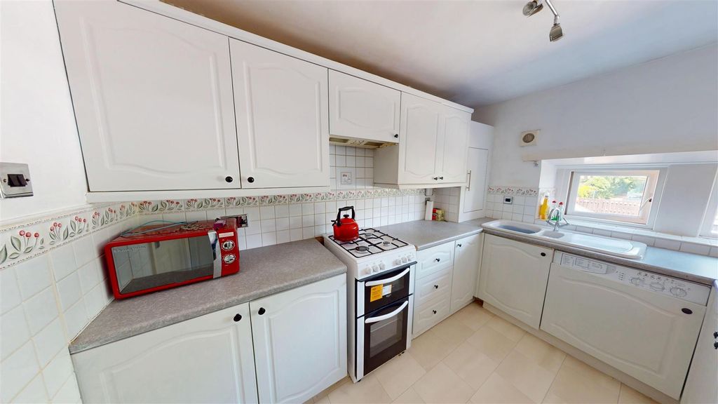 Property photo 2 of 8 Kitchen