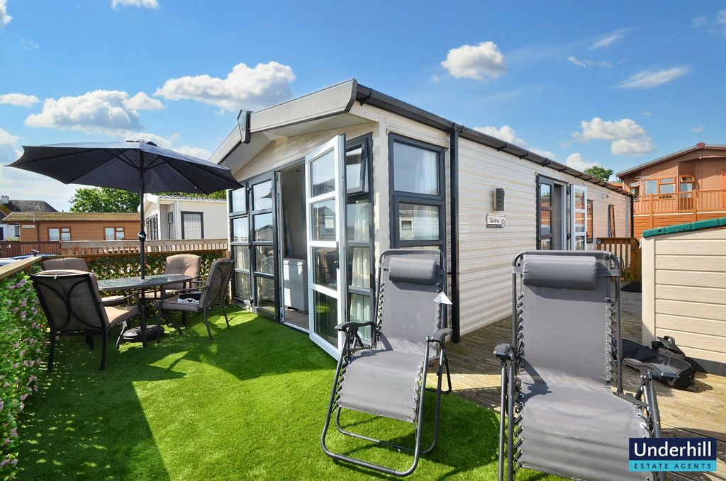 Property photo 2 of 7 Decking