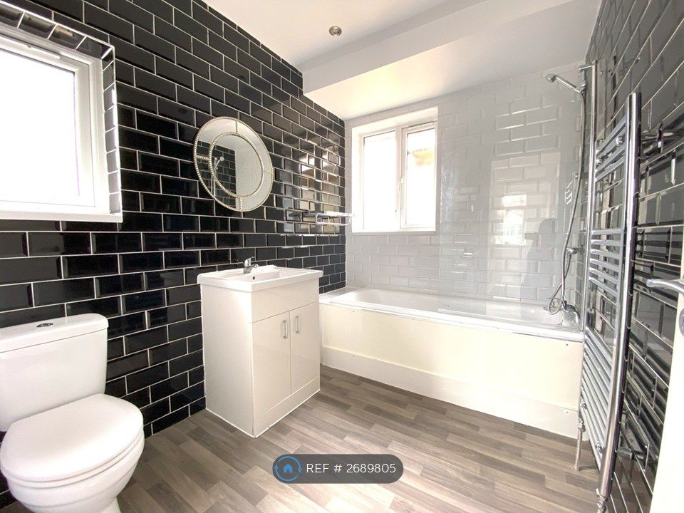 Property photo 2 of 9 Bathroom