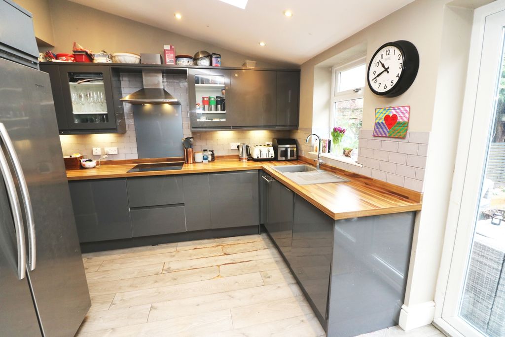 Property photo 3 of 9 Kitchen