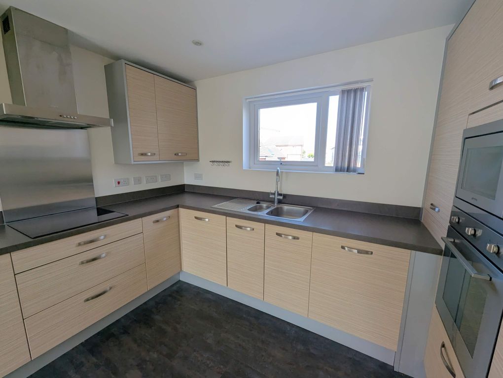 Property photo 2 of 12 Kitchen