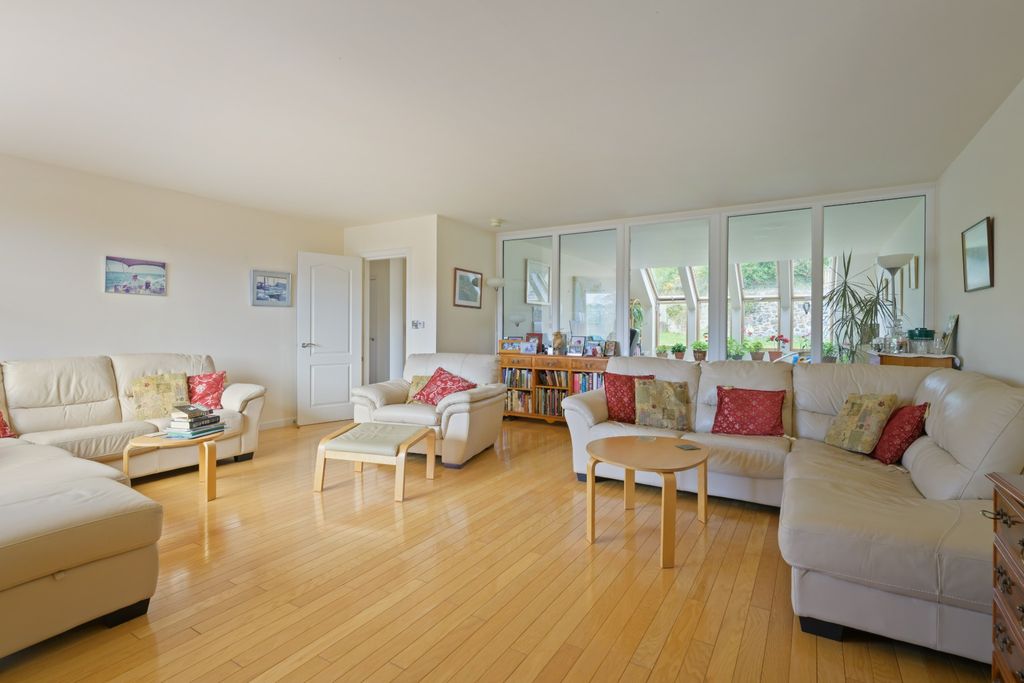 Property photo 2 of 33