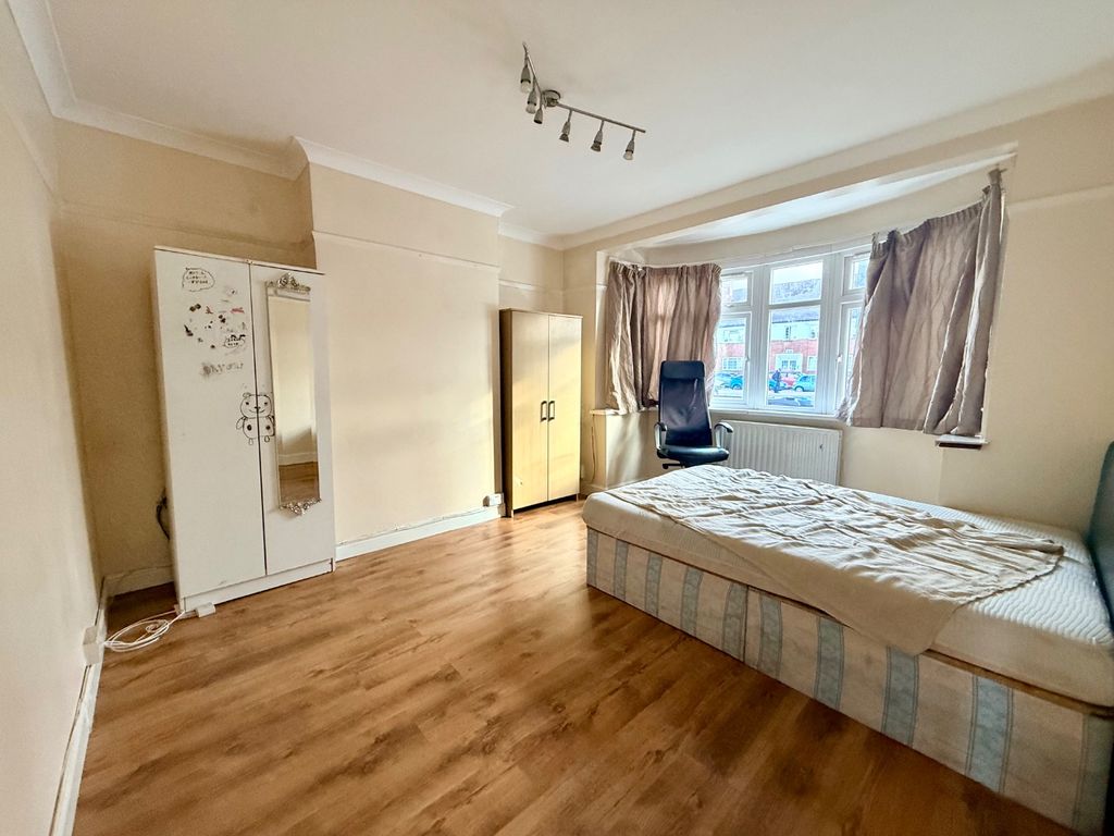 Property photo 3 of 14 5246172