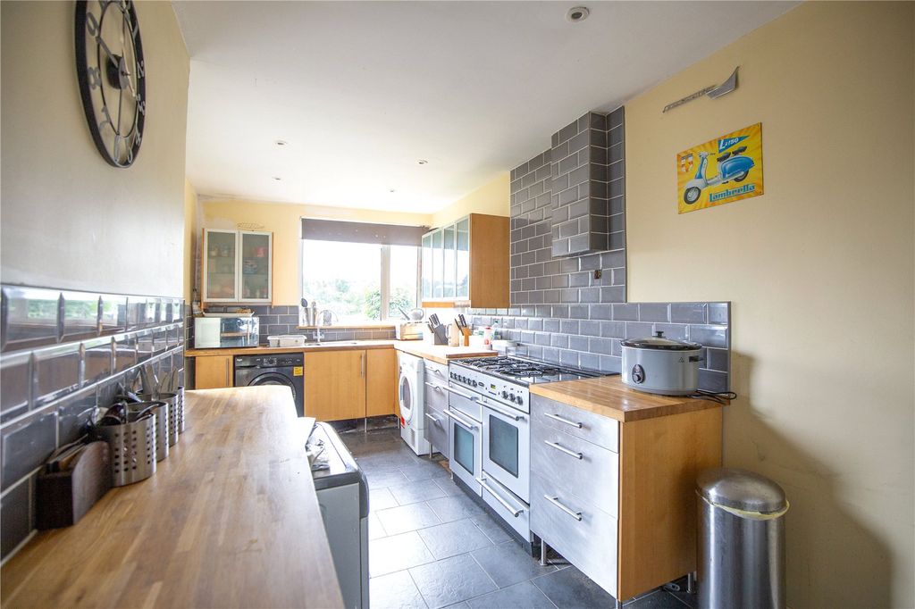 Property photo 2 of 28 Picture No. 13