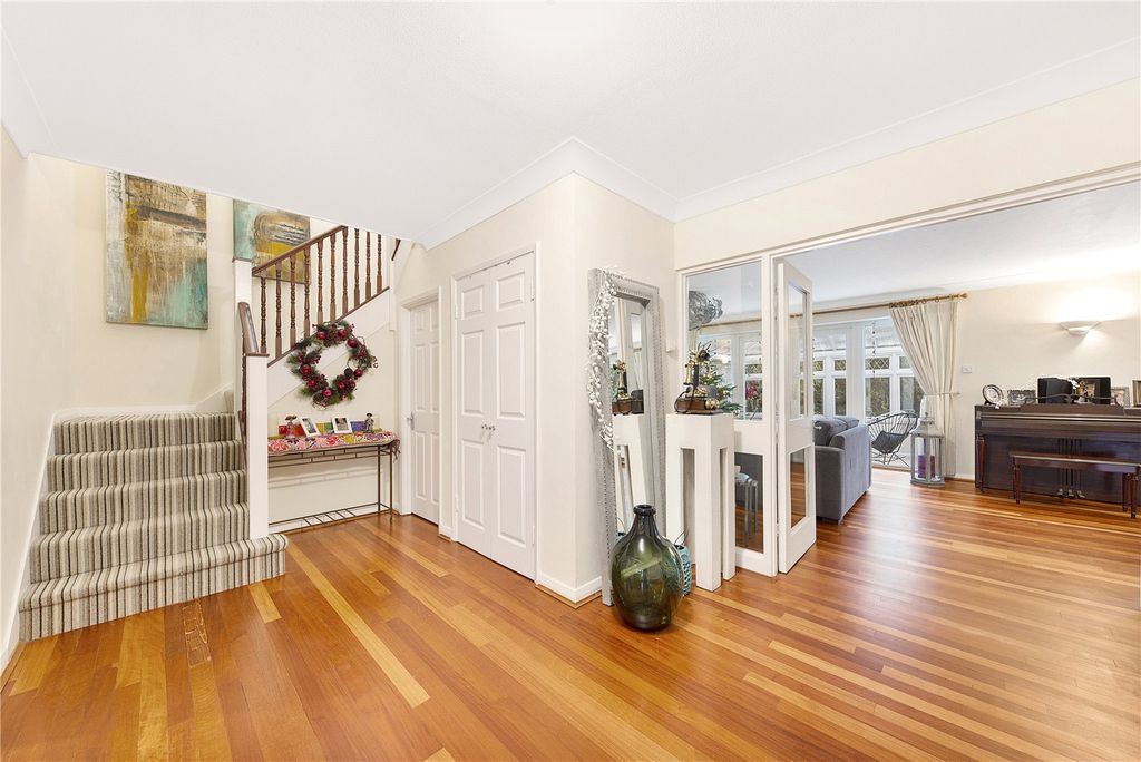 Property photo 2 of 10 Entrance Hall