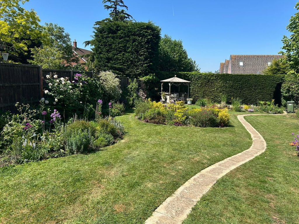 Property photo 2 of 25 Garden In Summer