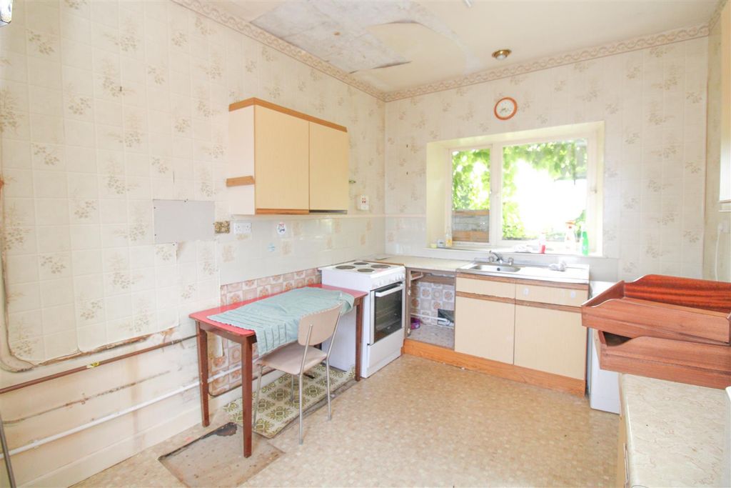 Property photo 3 of 12 Kitchen (2).Jpg
