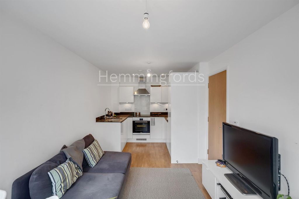 Property photo 3 of 14 12-043c83772-Hmf-Jj-Mildmay Av-12 (1)-Medium.Jpg