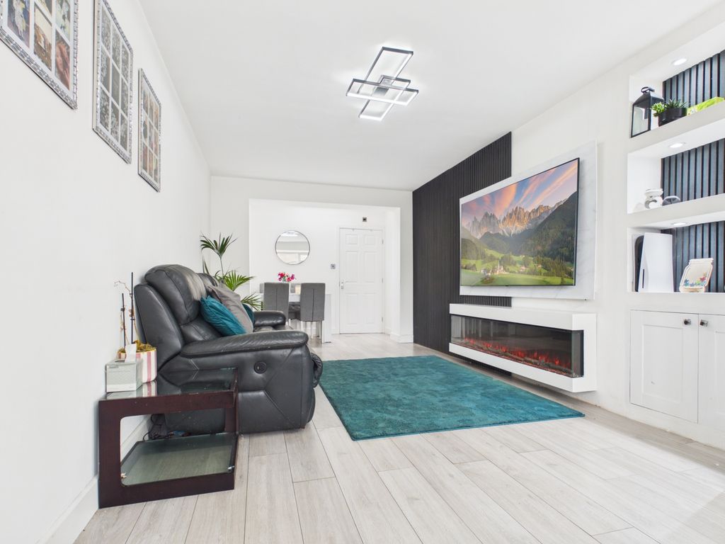 Property photo 3 of 10 Lounge