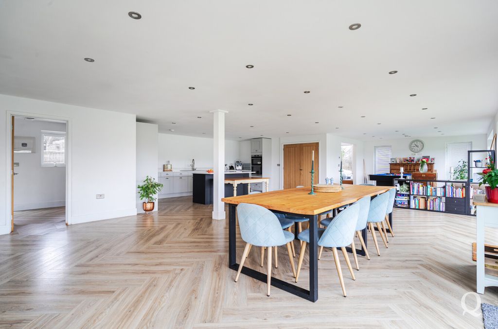 Property photo 2 of 36 E7F30Ad7-90F2-478...