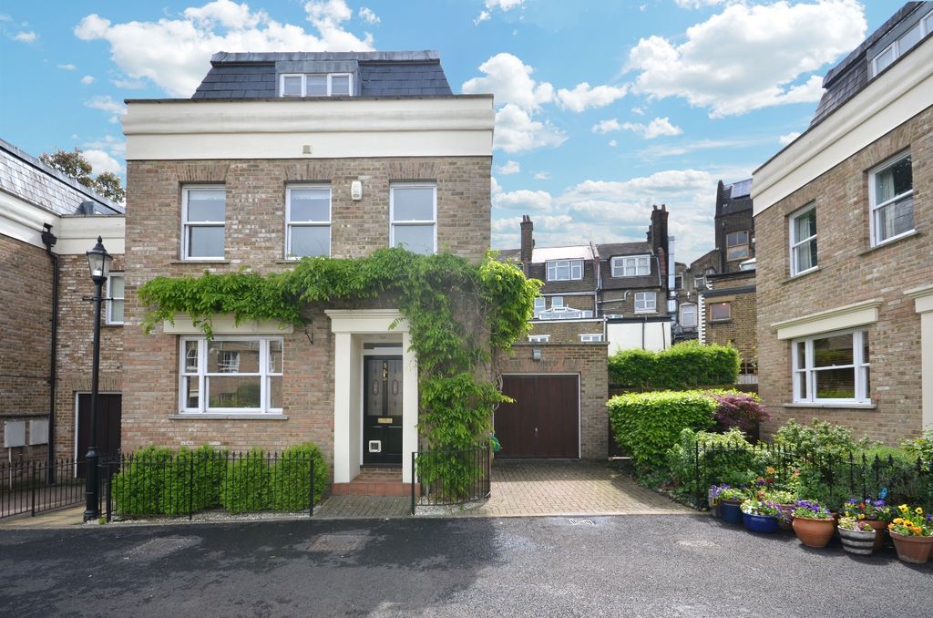 Property photo 1 of 12 Admirals Gate (5)...
