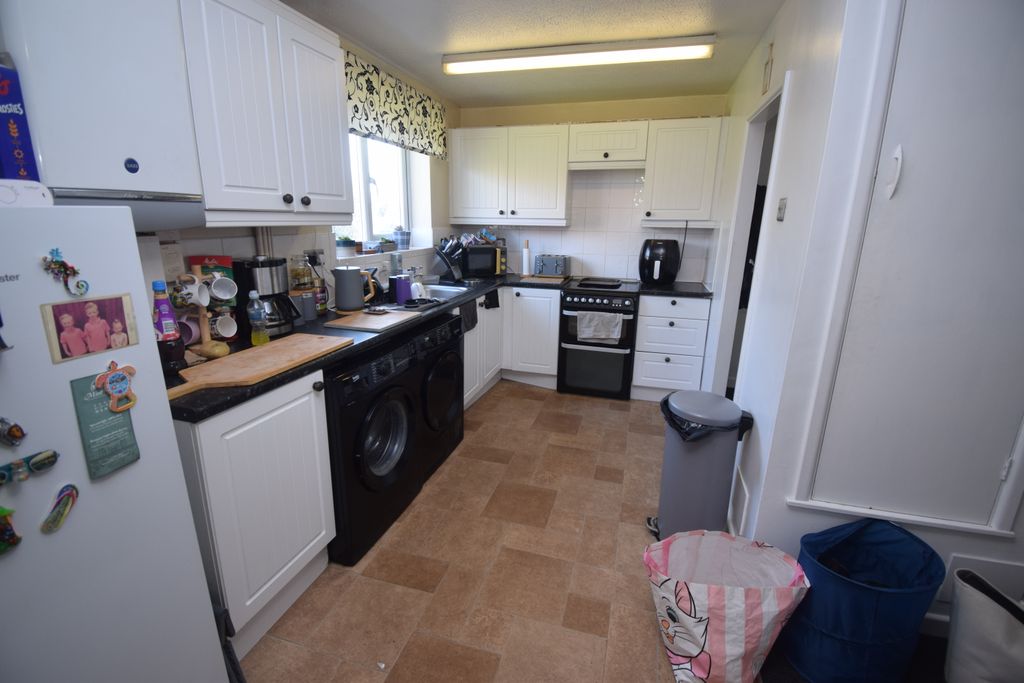 Property photo 2 of 8 Kitchen