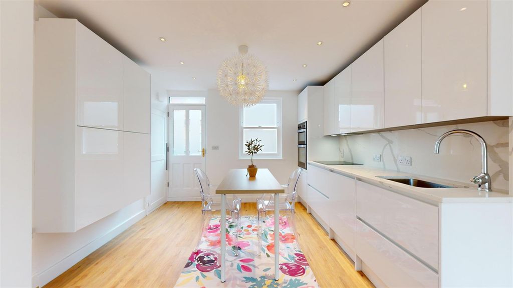 Property photo 2 of 10 Kitchen Diner