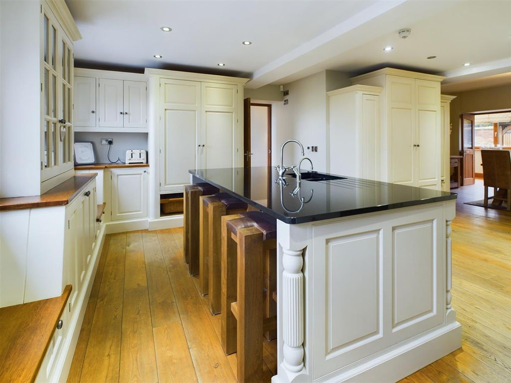 Property photo 3 of 28 Dining Kitchen