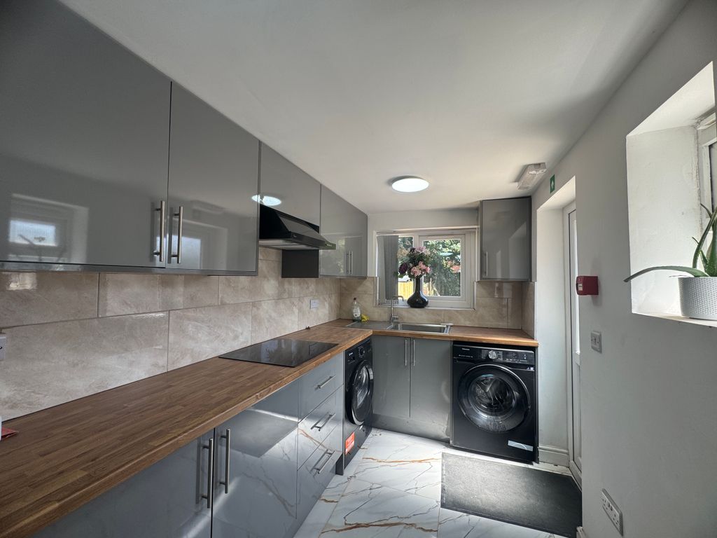 Property photo 3 of 6 Shared Kitchen