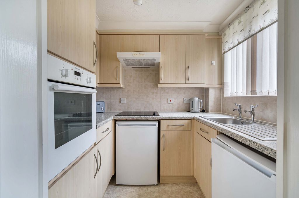 Property photo 3 of 17 3 - 1375048-9-690376F...