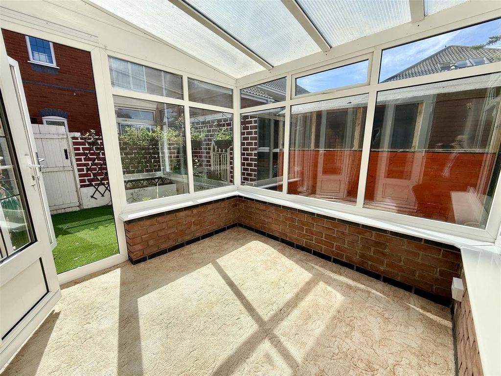 Property photo 2 of 18 Conservatory