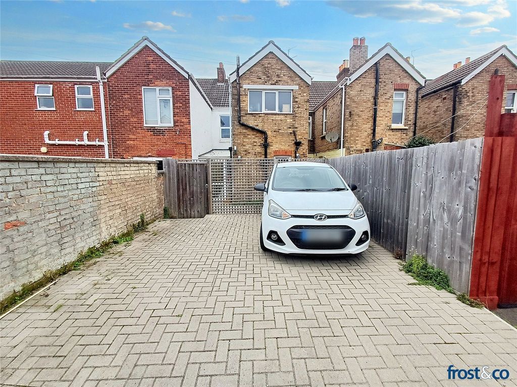 Property photo 2 of 18 Garden And Parking