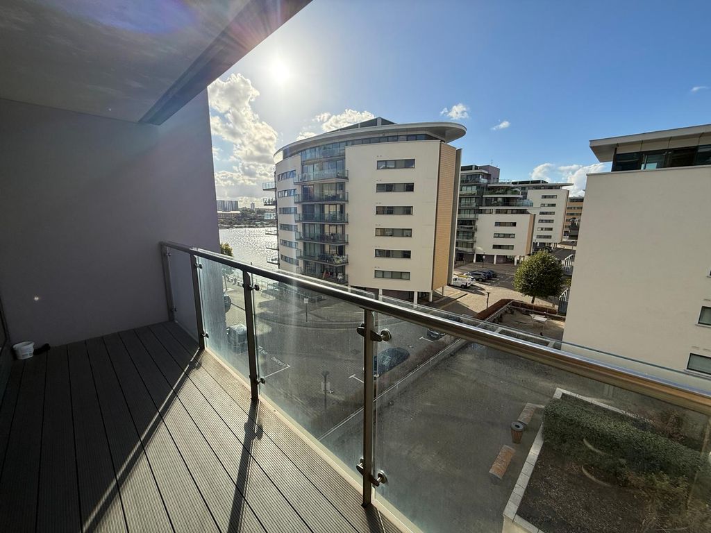 Property photo 1 of 16 Three Bedroom Apartment (Gallions Reach)