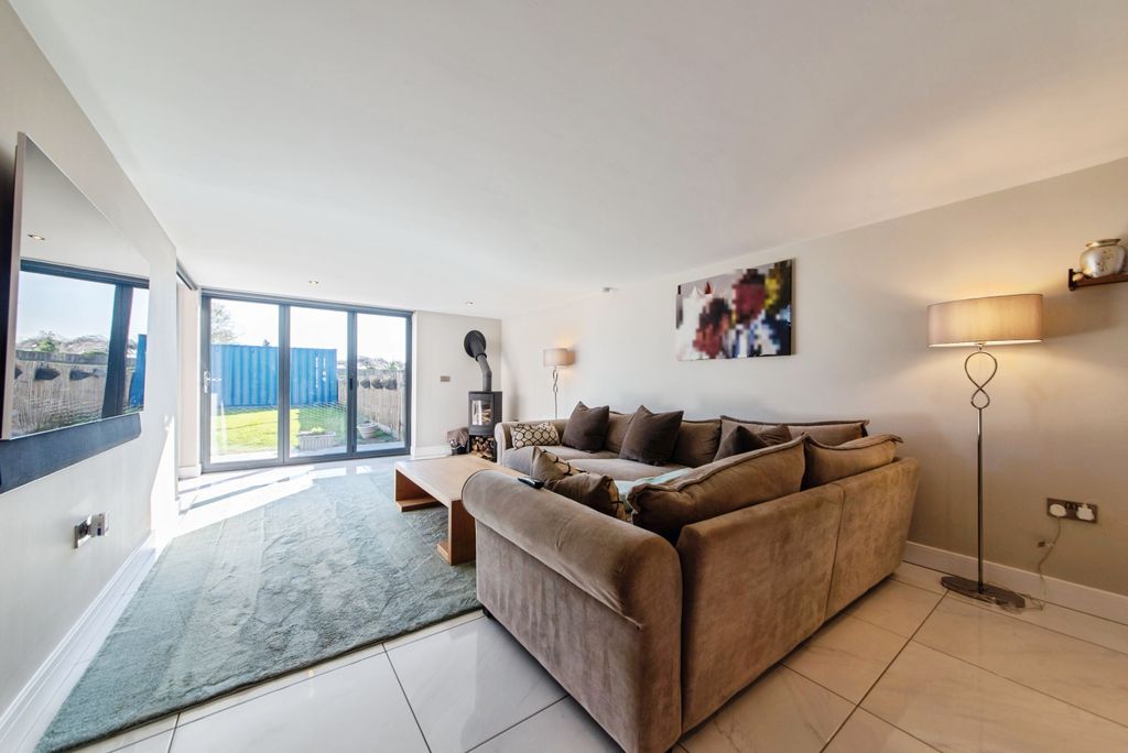 Property photo 2 of 33 Lounge