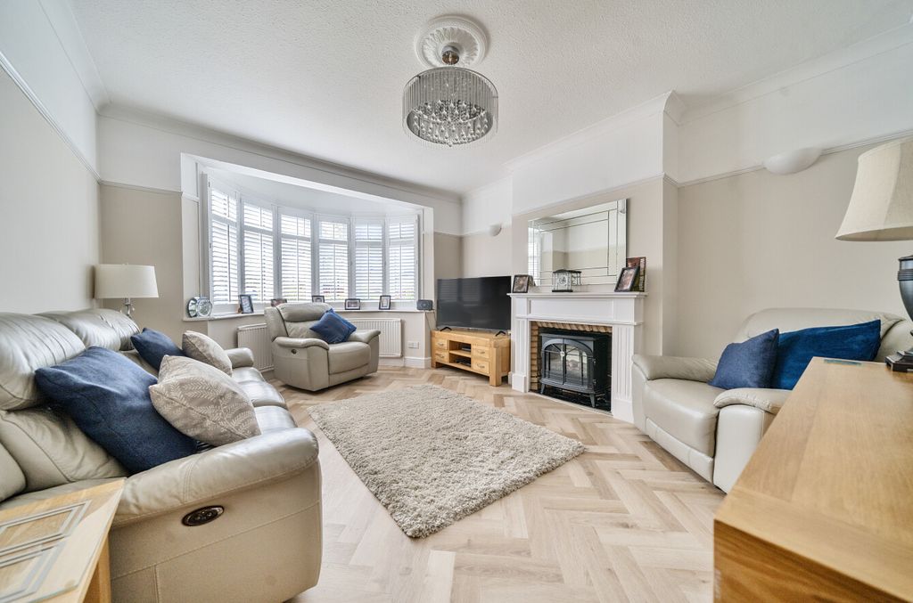 Property photo 2 of 16 Lounge3