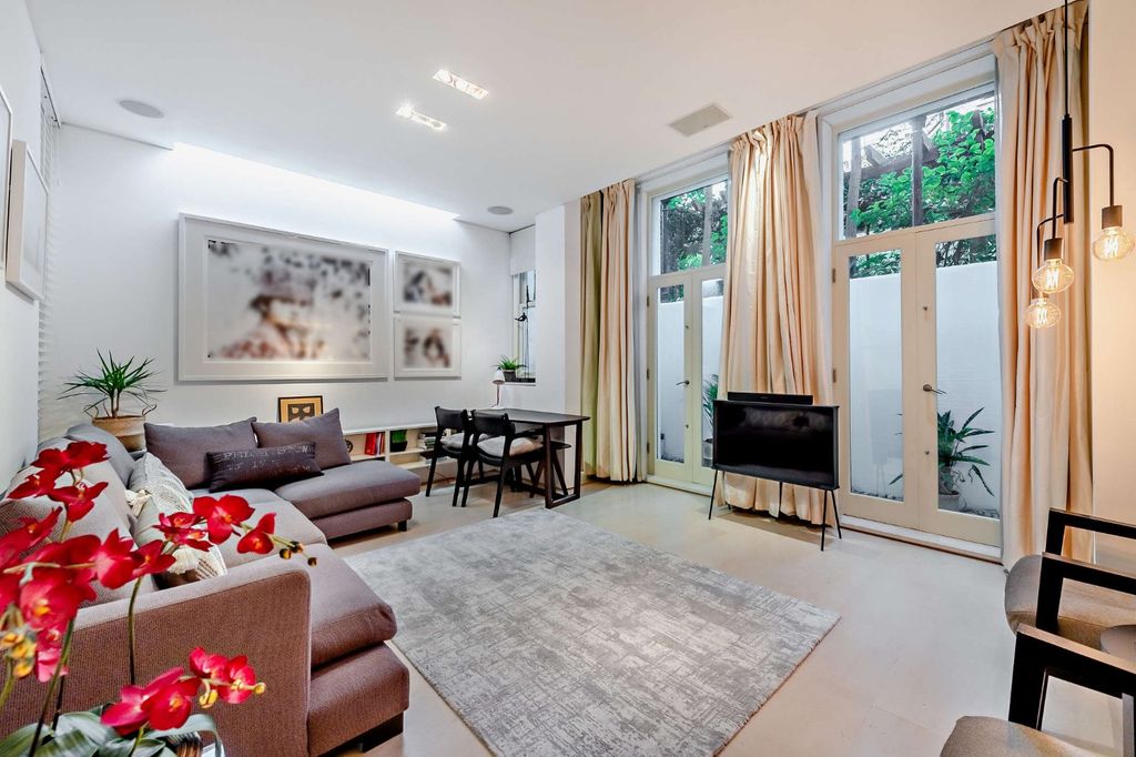 Property photo 2 of 14 High Ceilings