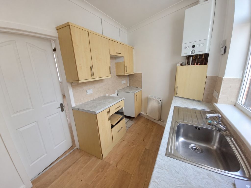 Property photo 3 of 8 Kitchen