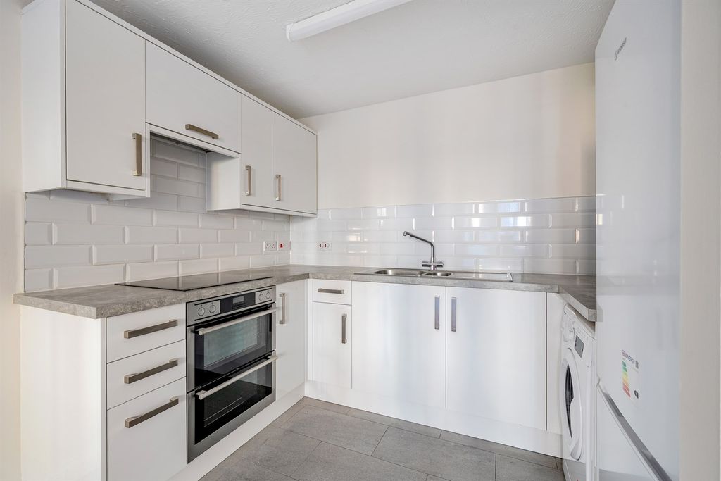 Property photo 2 of 9 Kitchen