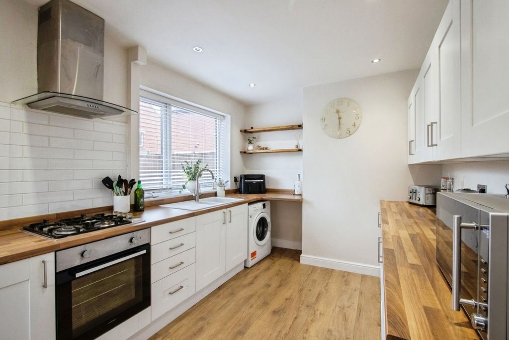 Property photo 3 of 20 Kitchen