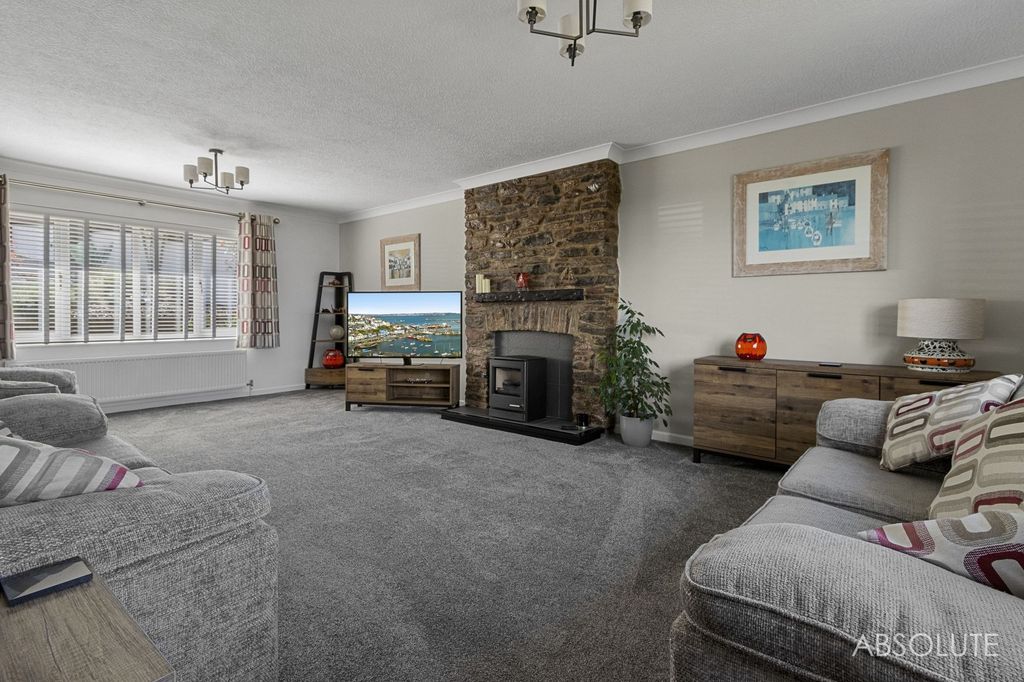 Property photo 2 of 31