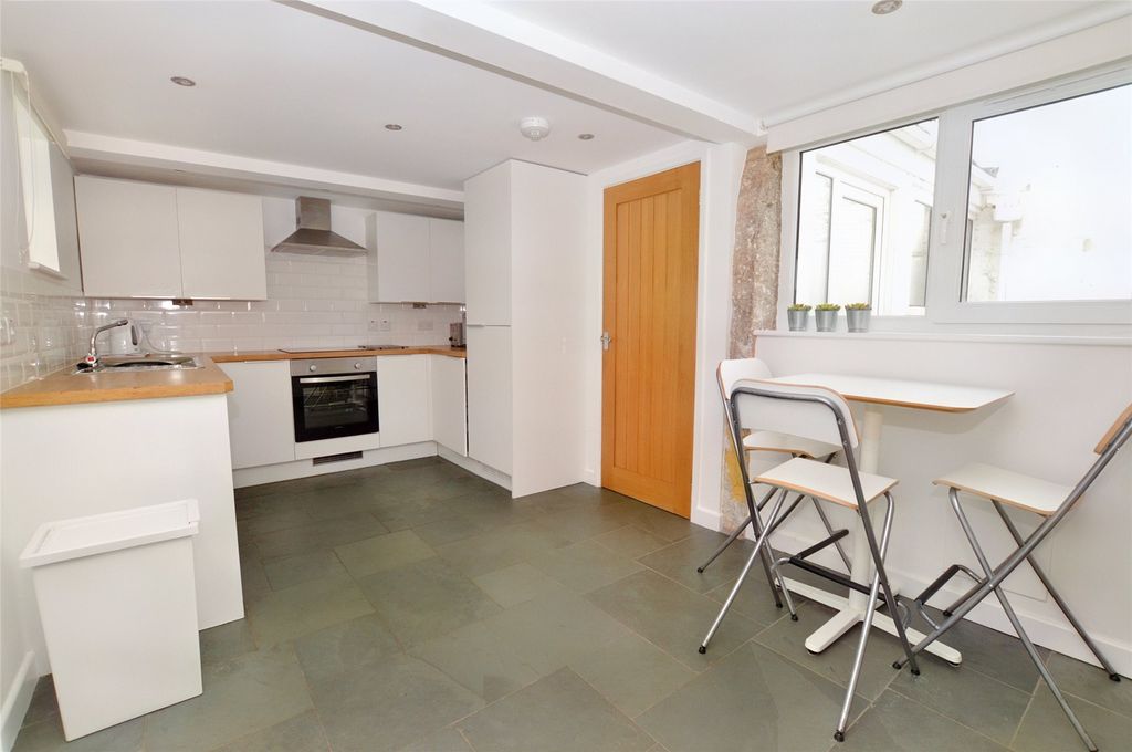 Property photo 3 of 12 Kitchen/Breakfast