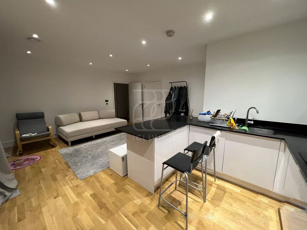 Property photo 1 of 6 Cityview Point, London E14