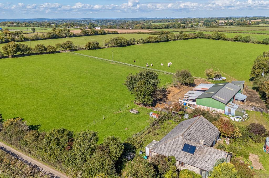 Property photo 3 of 28 1359596-11-68d982...