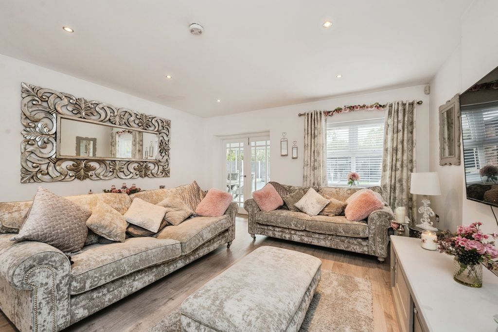 Property photo 2 of 17 Photo