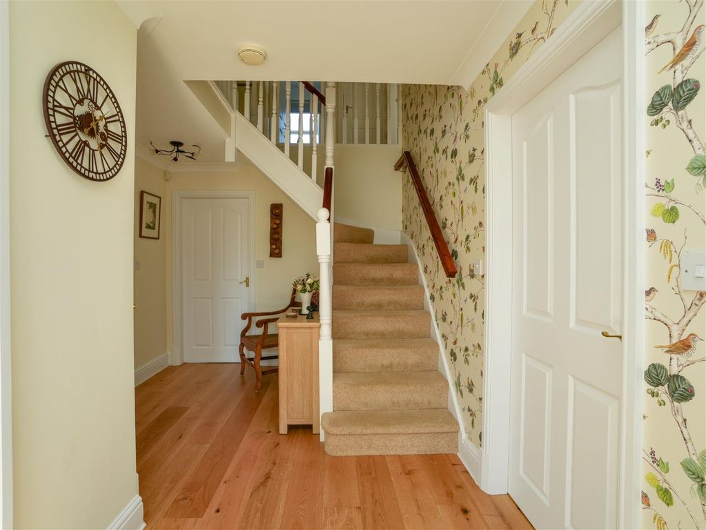 Property photo 2 of 32 Entrance Hall