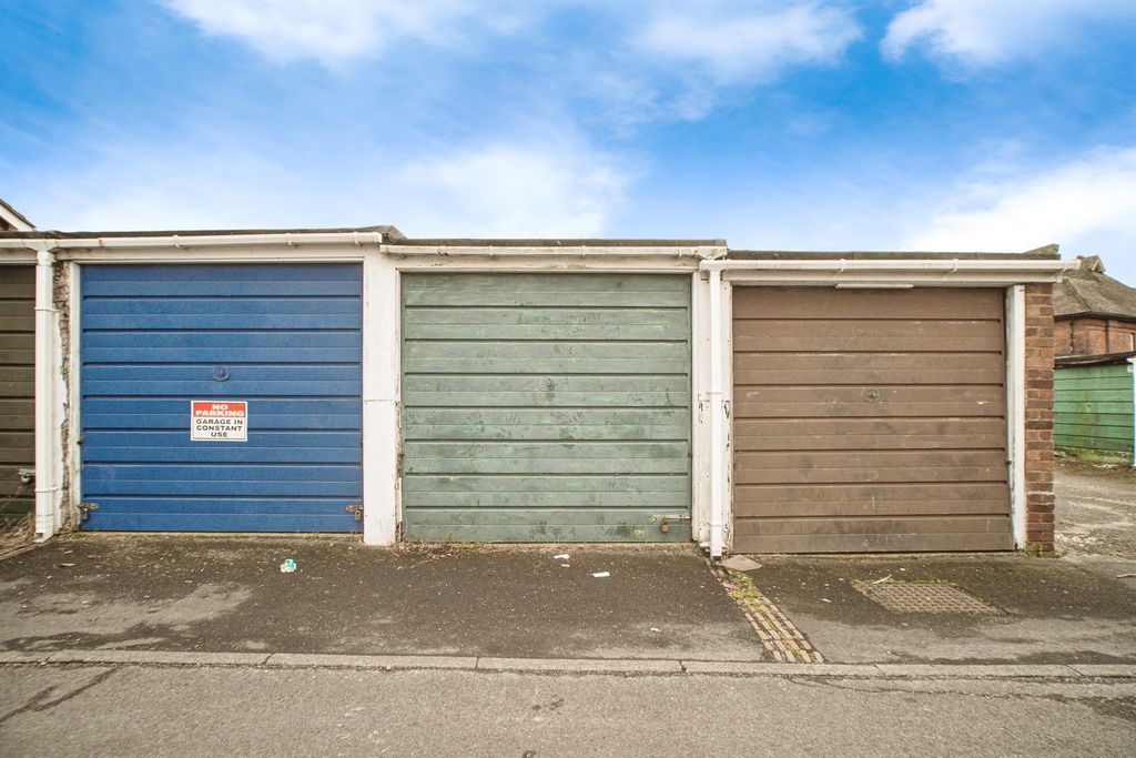 Property photo 2 of 17 Garage En-Bloc