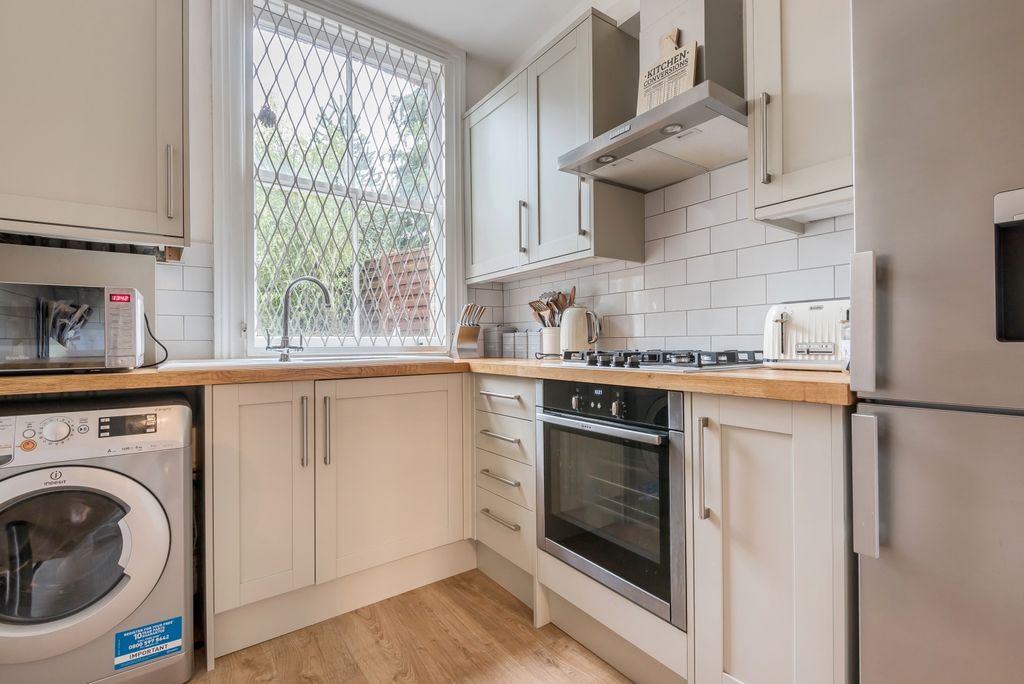 Property photo 2 of 7 Kitchen