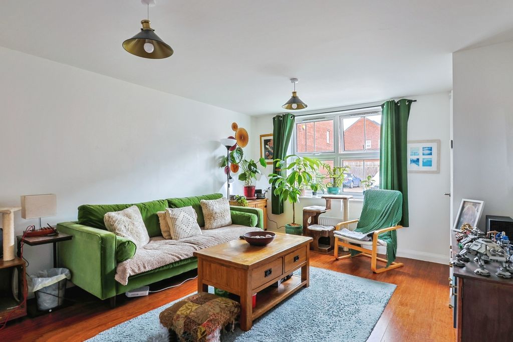 Property photo 2 of 16 Lounge