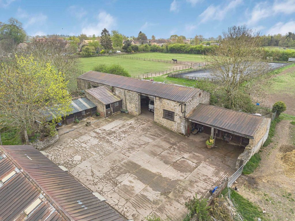 Property photo 2 of 10 Hanwell Farm