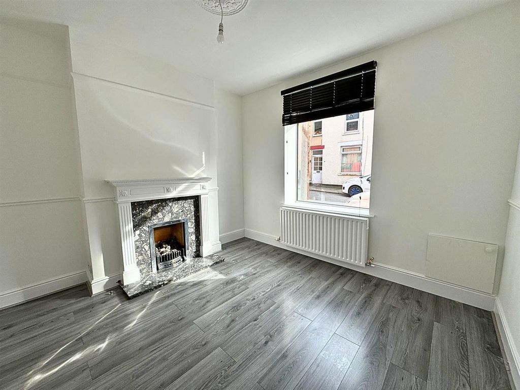 Property photo 2 of 10 Lounge