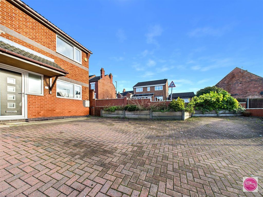 Property photo 2 of 33 George Street, Church Gresley.Jpg