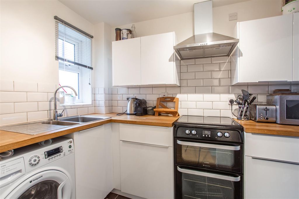 Property photo 3 of 8 Kitchen