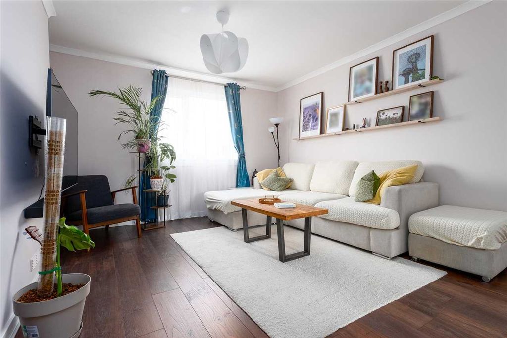 Property photo 2 of 11 Lounge