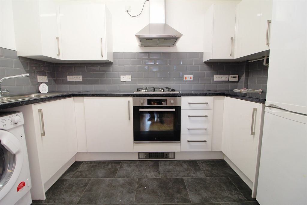 Property photo 2 of 7 Kitchen