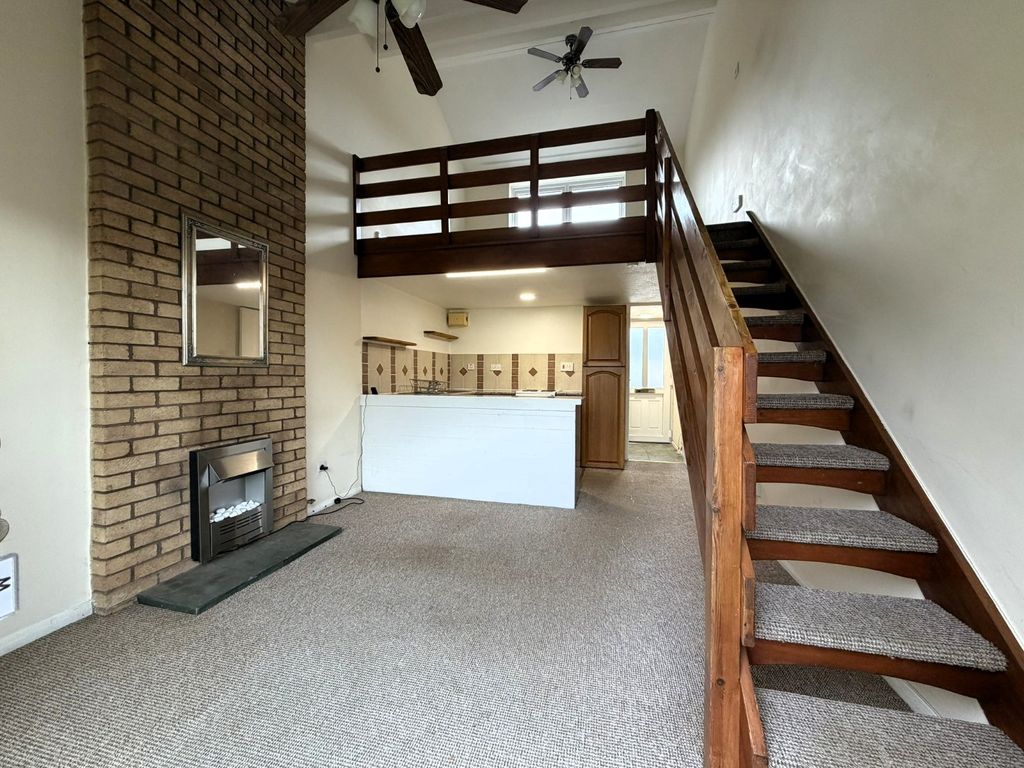 Property photo 2 of 24 Lounge